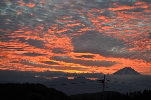 朝焼けの空と富士山