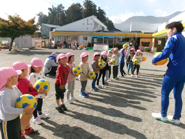 １１月きりん組ボールを持っているところ