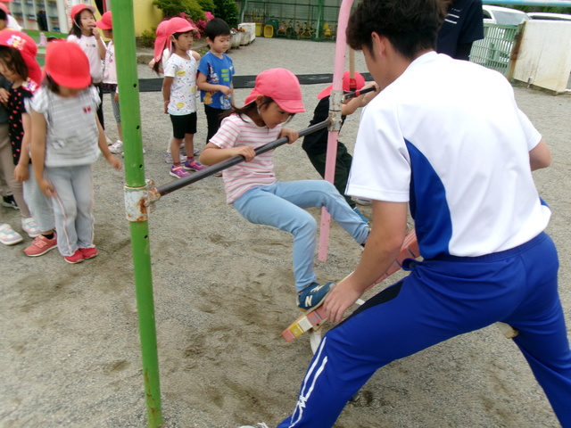 5月ジャクパ運動教室ぞう組さんが鉄棒の練習