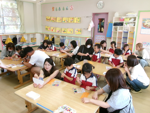 6月保育参観で保護者の方と一緒に制作をしているところ 6月保育参観で保護者の方と制作をしているところ
