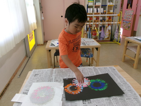 R8きりん組花火の制作をしているところ