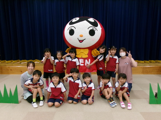 R８きりん組人権擁護で人KENあゆみちゃんと写真をとっているところ