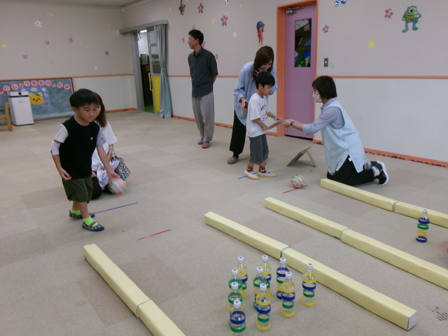 R８ぞう組親子お楽しみ会でボーリングをしているところ