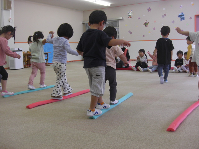 4月ジャクパ運動教室うさぎ組さんがバランス棒を歩いている所
