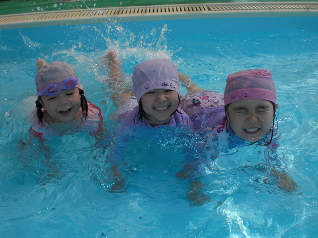 ７月プール　きりん組プールでワニさん歩きをしているところ