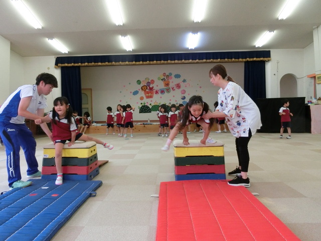 6月ジャクパ運動教室ぞう組さんの跳び箱の様子