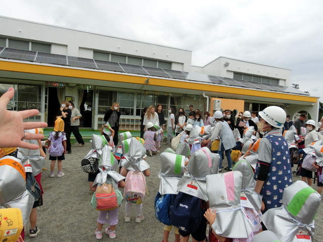 6月引き渡し訓練で保護者の方のお迎えを待っているところ 6月引き渡し訓練で保護者の方のお迎えを待っているところ