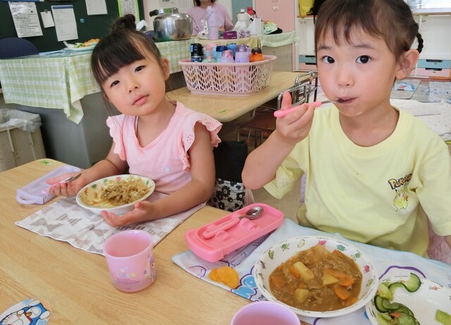 R8うさぎ組給食を食べているところ