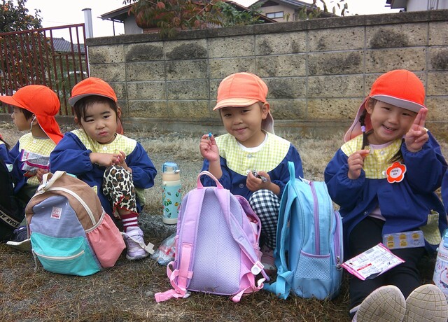 １１月うさぎ組おやつを食べているところ