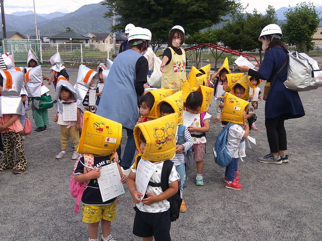 5月保小中合同引き渡し訓練園庭に避難している所