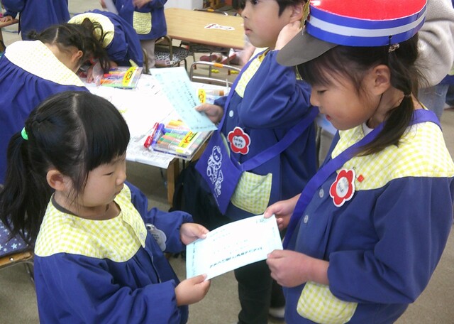 郵便はがきを渡している 郵便はがきを渡している