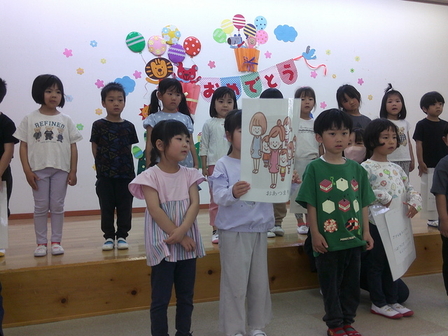 4月新入児歓迎会ぞう組さんが保育園の様子を発表している所