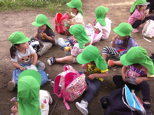 ５月お楽しみお散歩りす2組利根川公園でおやつタイム