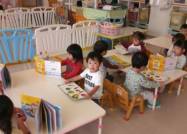 １１月りす１絵本を見ているところ