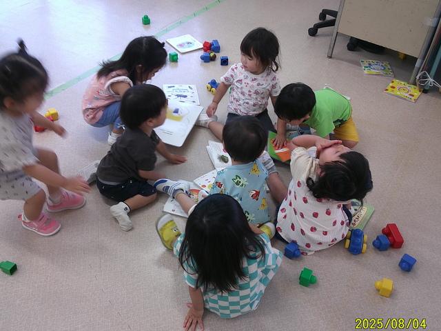 ８月日常の様子　りす１組お部屋で遊んでいるところ