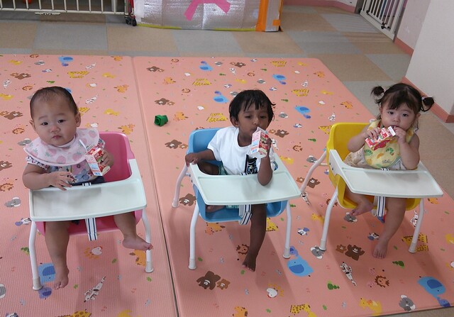 ８月日常の様子　ひよこ組リンゴジュースを飲んでいるところ