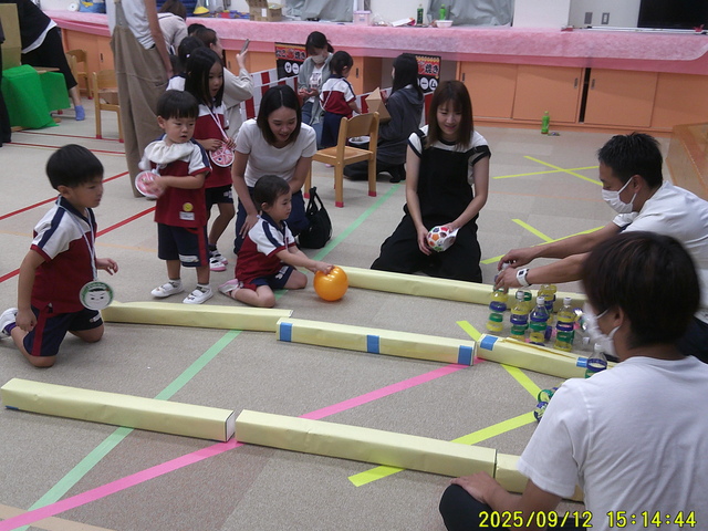 ８月親子お楽しみ会　りす２組親子でお楽しみ会を楽しんでいるところ