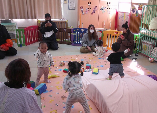 １１月ひよこ組マットで遊んでいるところ