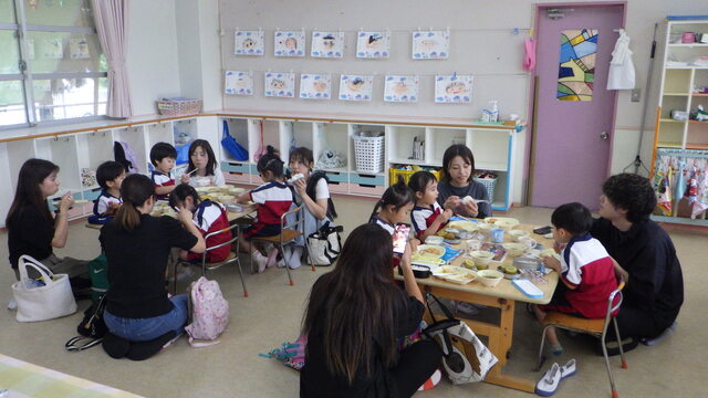 6月保育参観・給食試食会お父さんお母さんと給食を食べている所