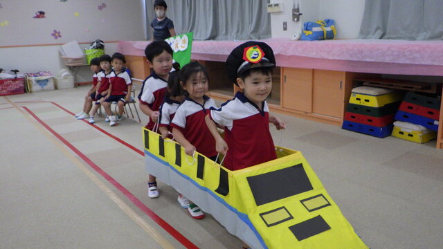 ８月電車ごっこ　うさぎ組電車ごっこをしているところ