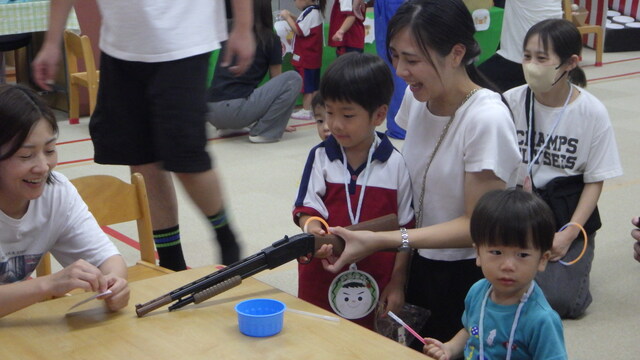 ９月お楽しみ会で射的をしているところ