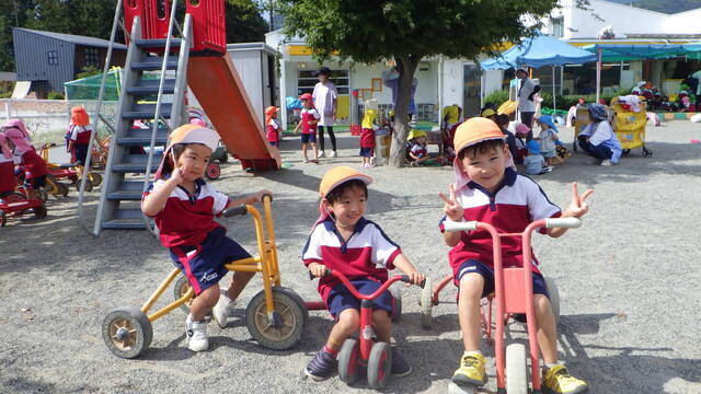 ９月うさぎ組　戸外あそびで三輪車に乗っているところ