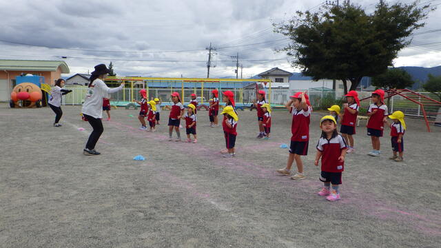 １０月りす１組、ぞう組が運動会のお遊戯の練習をしているところ