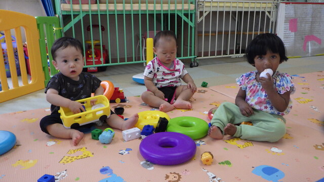 １０月ひよこ組　部屋でオモチャで遊んでいるところ