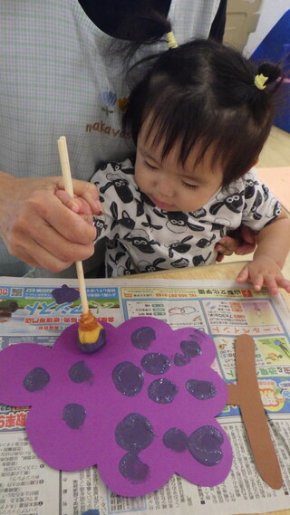 R８ひよこ組ぶどうの制作をしているところ