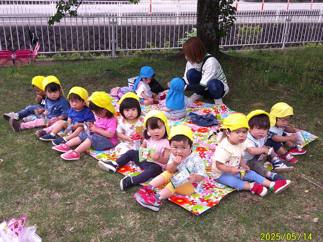 5月お楽しみお散歩歩いた後のおやつタイム