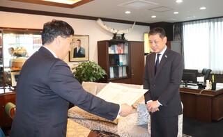 4.20紺綬褒章伝達（株式会社エスレコ様）