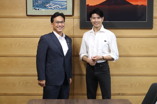 望月町長と前田一翠さんが並んで写真を撮っている様子