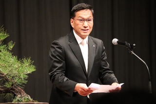 望月町長が成人の子に話をする様子 望月町長が成人の子に話をする様子