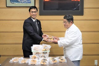 望月町長とベーカリーデッセムの寄贈しているところ