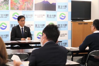 2月の定例記者会見の様子