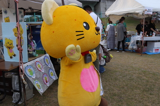 ゆずにゃんがブース前で呼び込みをしている写真2