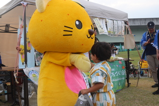ゆずにゃんが子どもと遊んでいる写真3