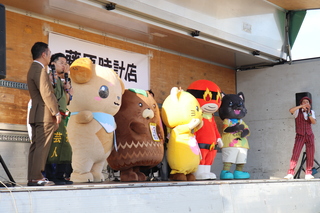 ゆずにゃんがステージ上で挨拶をしている写真 ゆずにゃんがステージ上で挨拶をしている写真