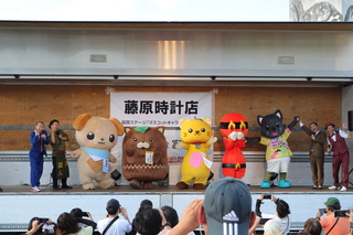 ゆるキャラ達がステージ上で写真撮影をしている様子 ゆるキャラ達がステージ上で写真撮影をしている様子