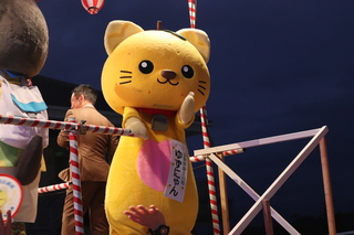 櫓の上でお笑い芸人と踊っているゆずにゃんの様子 櫓の上でお笑い芸人と踊っているゆずにゃんの様子