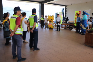 皆の前で緊張の面持ちのゆずにゃん