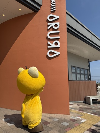 ARURAの看板を見上げるゆずにゃん