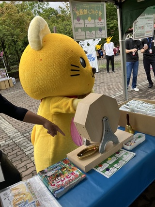 ガラポンを回しているゆずにゃん ガラポンを回しているゆずにゃん