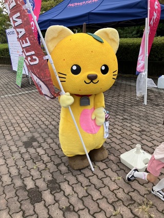 クリーンファイターズ山梨の旗を持つゆずにゃん クリーンファイターズ山梨の旗を持つゆずにゃん