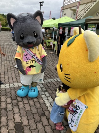 お友達と戯れるゆずにゃん お友達と戯れるゆずにゃん