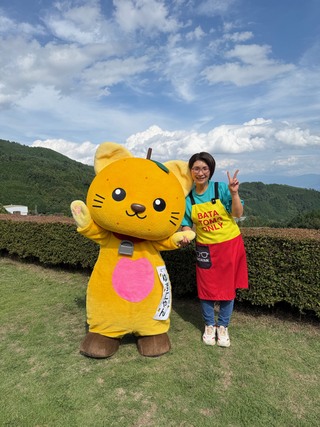 くわばたりえさんとポーズしているゆずにゃん