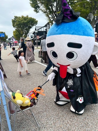 ゆずにゃん人形をつんつんするこにゅうどうくん