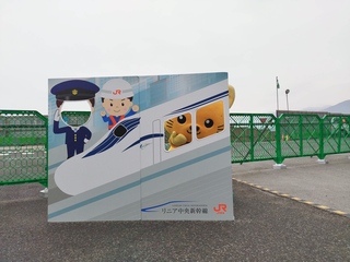 リニアフェスの顔出しパネルに顔を出すゆずにゃん