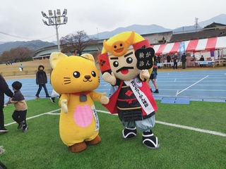 厚生連のキャラクターしんくんとツーショットを撮るゆずにゃん