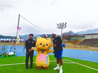 クリーンファイターズ山梨の選手と戯れるゆずにゃん2